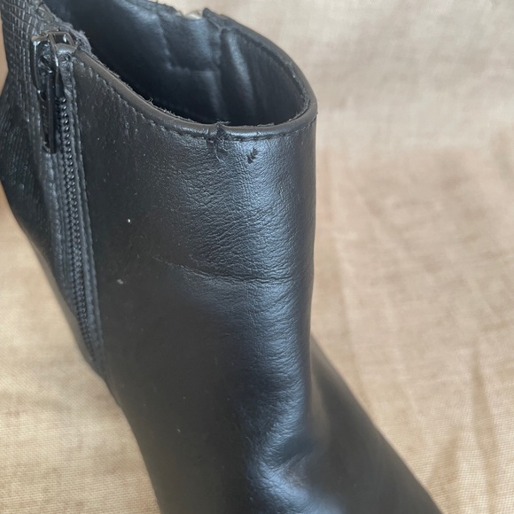 Universal Thread Booties - Picture 3 of 9